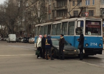 В Николаеве “Тойота” притерлась к трамваю на Центральном проспекте