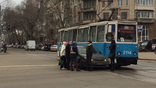 В Николаеве "Тойота" притерлась к трамваю на Центральном проспекте 9