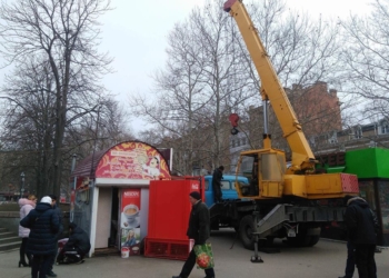 Главную пешеходную улицу Николаева «чистят» от МАФов и рекламных конструкций, установленных без разрешений