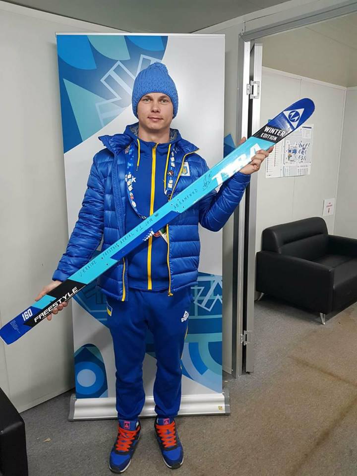 Олимпийский чемпион по фристайлу из Николаева Александр Абраменко передал свою «золотую» лыжу в Олимпийский музей в Лозанне 1