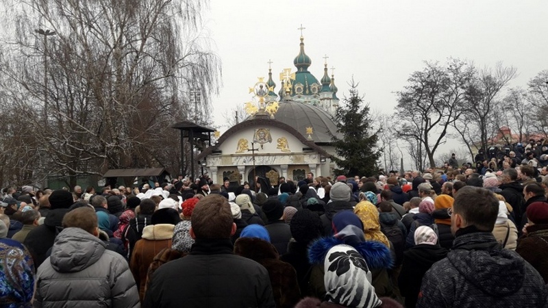 В Киеве активисты требуют снести часовню УПЦ МП, которую возвели возле фундамента Десятинной церкви 3