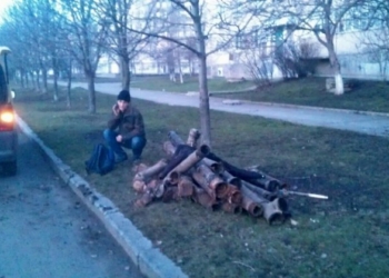 В Южноукраинске коммунальщики с поличным задержали людей, вырезавших чугунные трубы канализации в подвале жилого дома. А полиция их отпустила