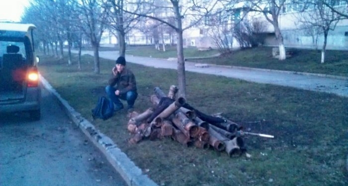 В Южноукраинске коммунальщики с поличным задержали людей, вырезавших чугунные трубы канализации в подвале жилого дома. А полиция их отпустила