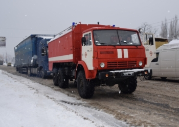 За минувшие сутки николаевские спасатели вытащили из снежных заносов 8 автомобилей