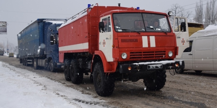 За минувшие сутки николаевские спасатели вытащили из снежных заносов 8 автомобилей