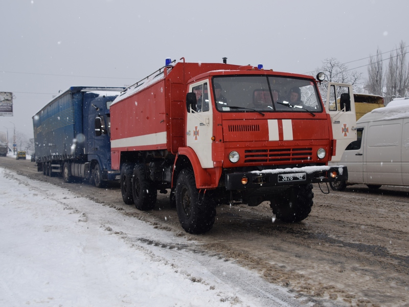За минувшие сутки николаевские спасатели вытащили из снежных заносов 8 автомобилей 5