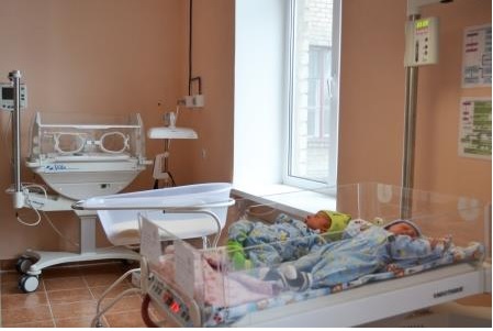 Мальчик и еще мальчик: в отремонтированном акушерско-гинекологическом отделении Николаевской областной больницы на свет появилась двойня 5