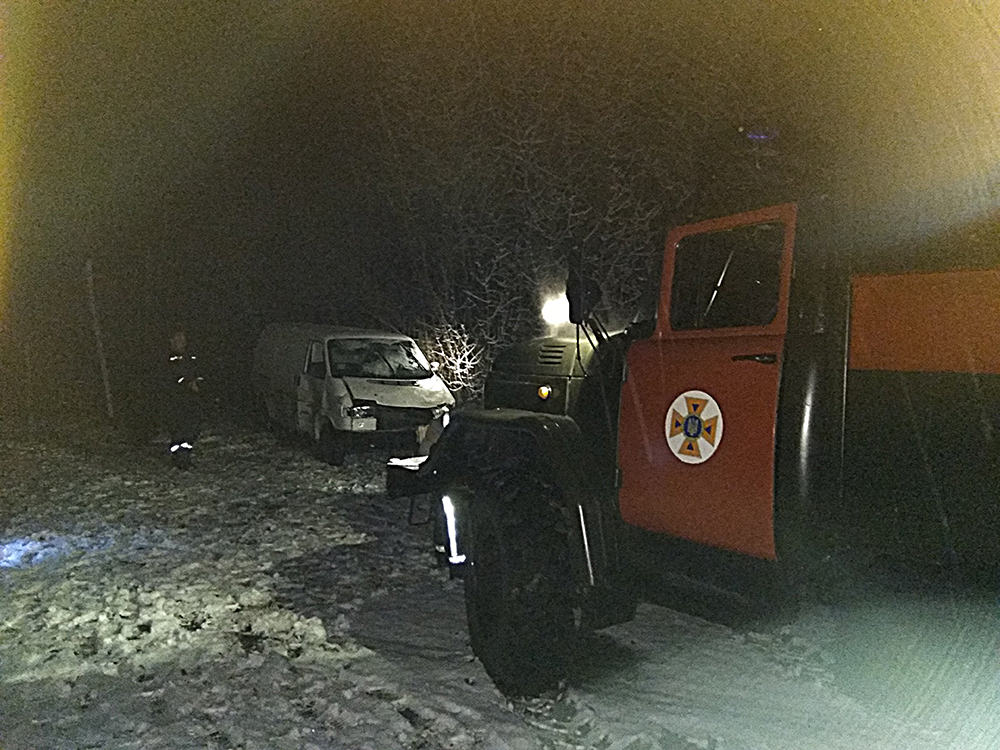 Николаевским спасателям пришлось доставать из кювета автомобиль, в котором была семья с двумя детьми 7
