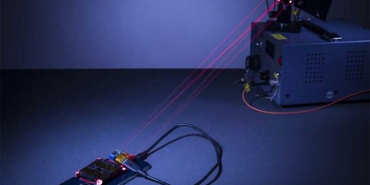 В США ученые зарядили батарею смартфона с помощью лазера