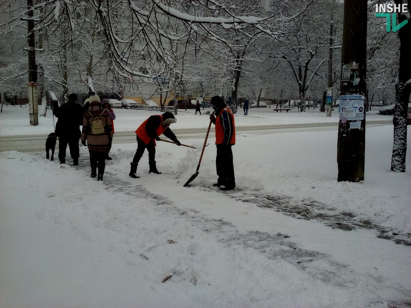 В Николаеве нежданно пошел снег. Но транспортного коллапса нет 11