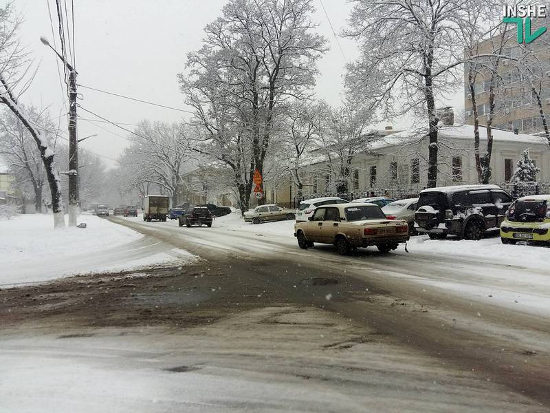 В Николаеве нежданно пошел снег. Но транспортного коллапса нет 27