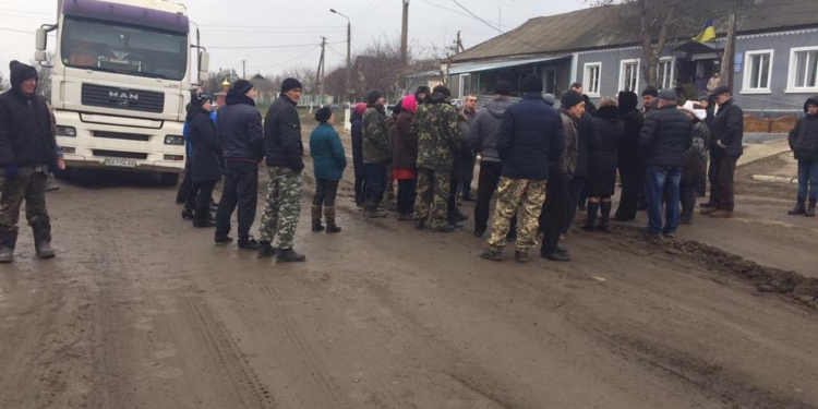 Грейдер как метод решения дорожных проблем: после перекрытия дороги на Николаевщине селян успокоили, что деньги на ремонт Н-14 снимут