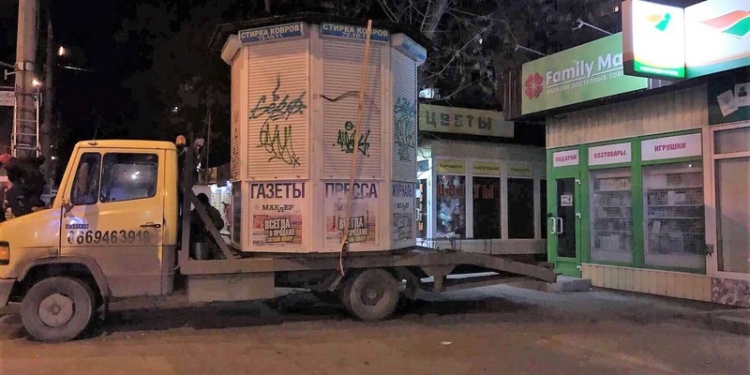 Кто рано встает… Службы города Николаева демонтировали очередную порцию незаконных торговых сооружений