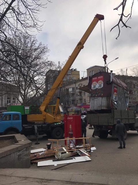 Главную пешеходную улицу Николаева «чистят» от МАФов и рекламных конструкций, установленных без разрешений 7