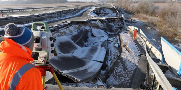 И там бывает. В Германии на автобане образовалась огромная дыра.