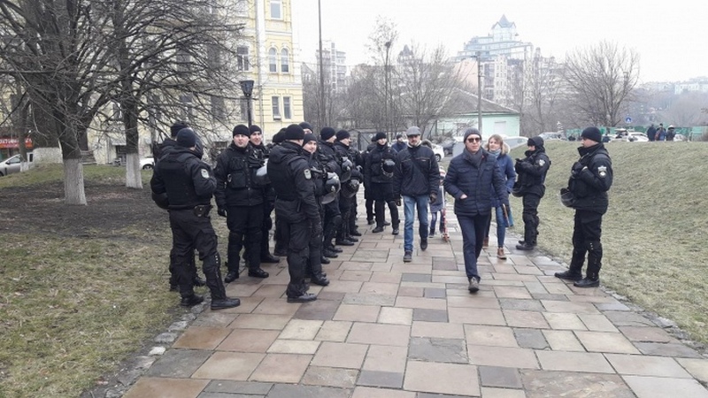 В Киеве активисты требуют снести часовню УПЦ МП, которую возвели возле фундамента Десятинной церкви 7