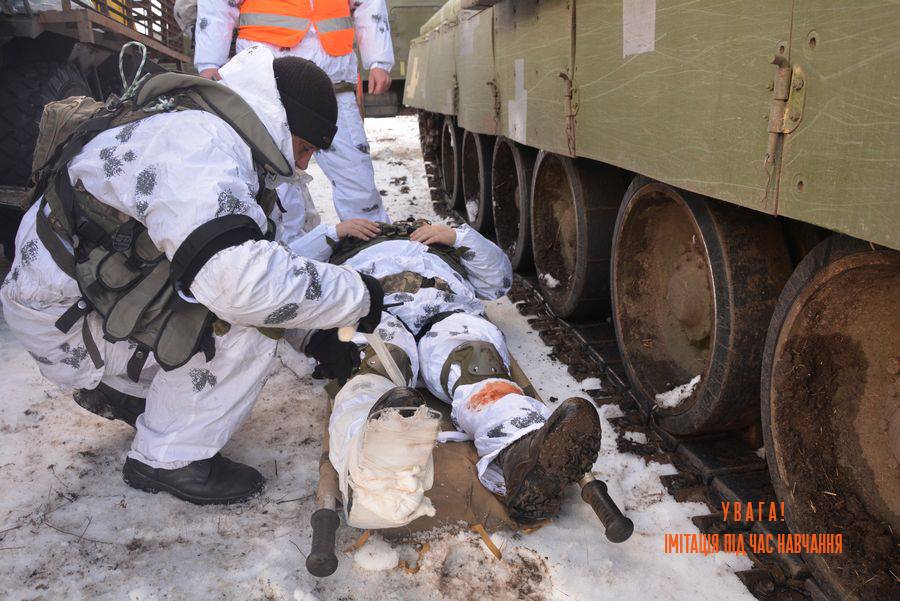 Чтобы непогода стала союзником: николаевские десантники учились эвакуировать раненых в сложных погодных условиях 10