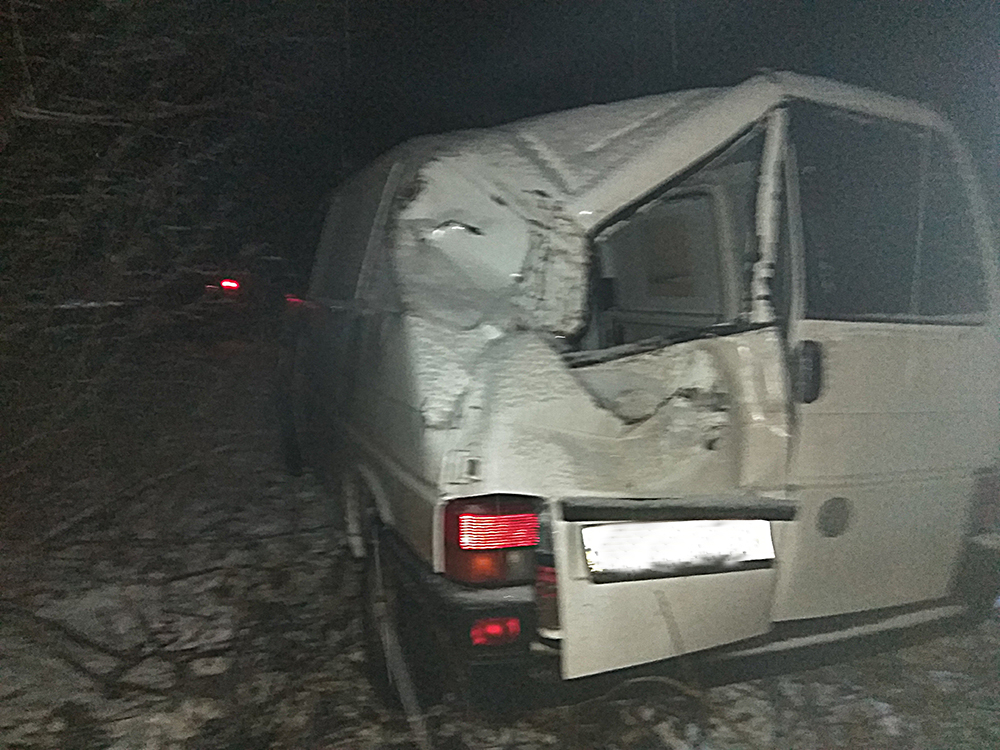 Николаевским спасателям пришлось доставать из кювета автомобиль, в котором была семья с двумя детьми 1
