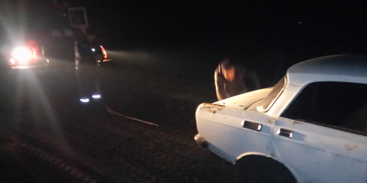 На грунтовой дороге у с.Калуга застрял «Москвич» – николаевские спасатели его вытащили