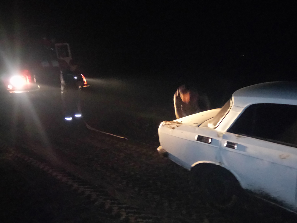 На грунтовой дороге у с.Калуга застрял «Москвич» - николаевские спасатели его вытащили 1