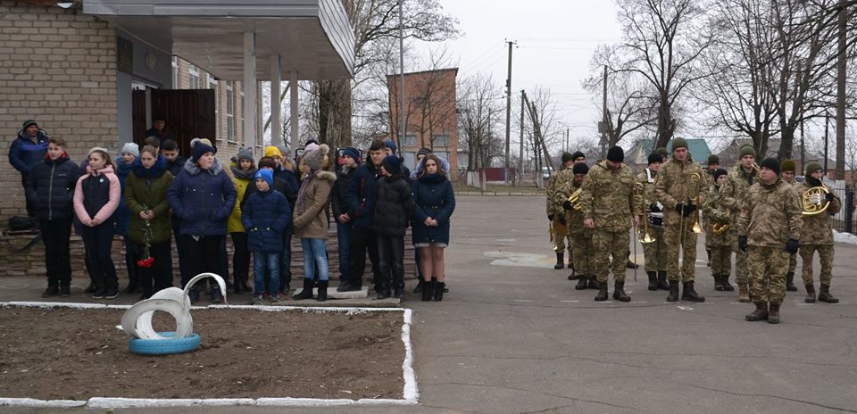 Ему бы исполнилось 27: в Первомайске открыли мемориальную доску погибшему в зоне АТО бойцу 9