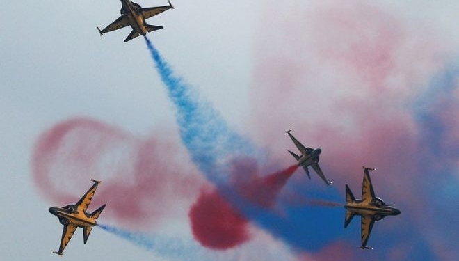 В Сингапуре на авиашоу загорелся самолет. Пилот спасся