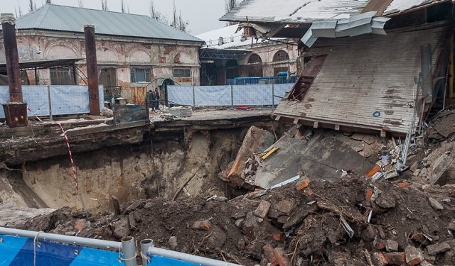 В Харькове из-за аварии на коллекторе под землю провалилось здание