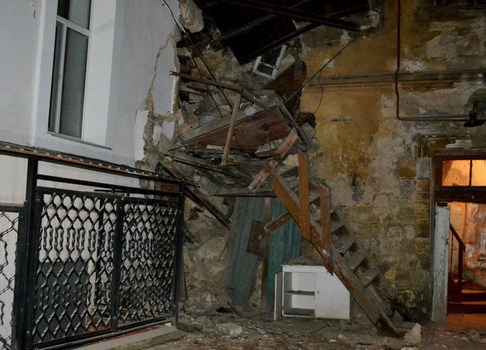В центре Одессы обрушилась часть жилого дома. Обломками завалило пенсионерку 1