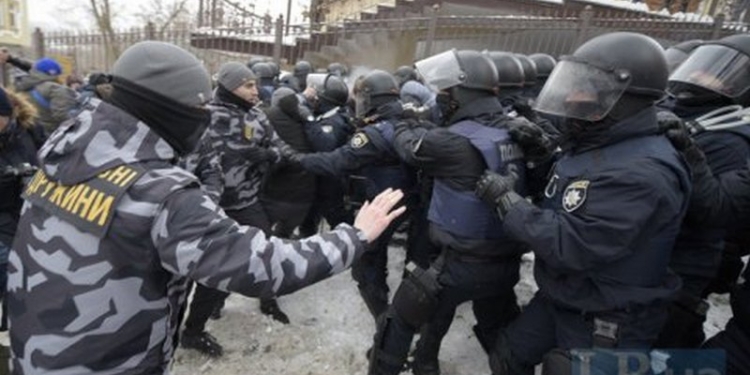 В прошлом году на акциях протеста пострадали 1500 украинских полицейских