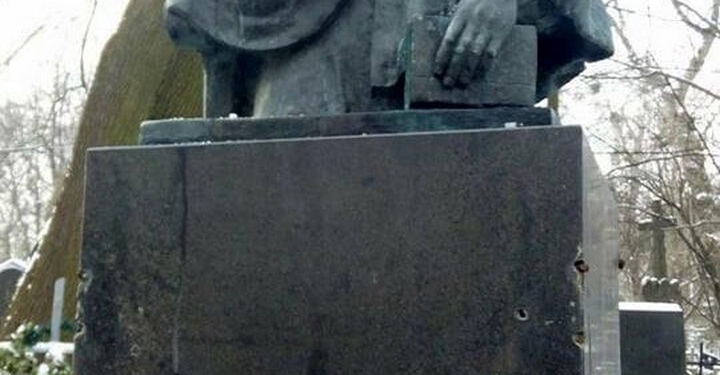 Накануне дня рождения Леси Украинки вандалы осквернили памятник на её могиле в Киеве
