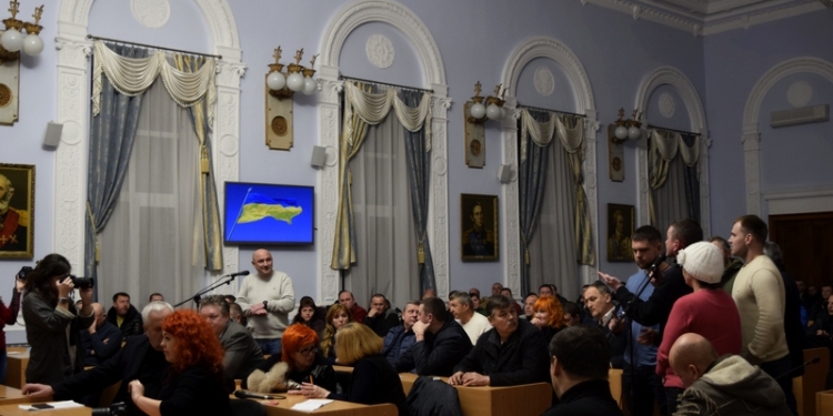 «Опять городская власть сталкивает перевозчиков с горожанами!»: эмоциональная встреча по поводу тарифов на пассажирские перевозки в Николаеве закончилась выпуском пара