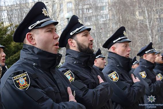 Плюс 67: в Николаеве патрульные полицейские присягнули на верность украинскому народу 13