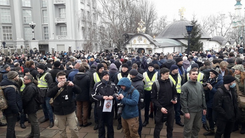 В Киеве активисты требуют снести часовню УПЦ МП, которую возвели возле фундамента Десятинной церкви 11