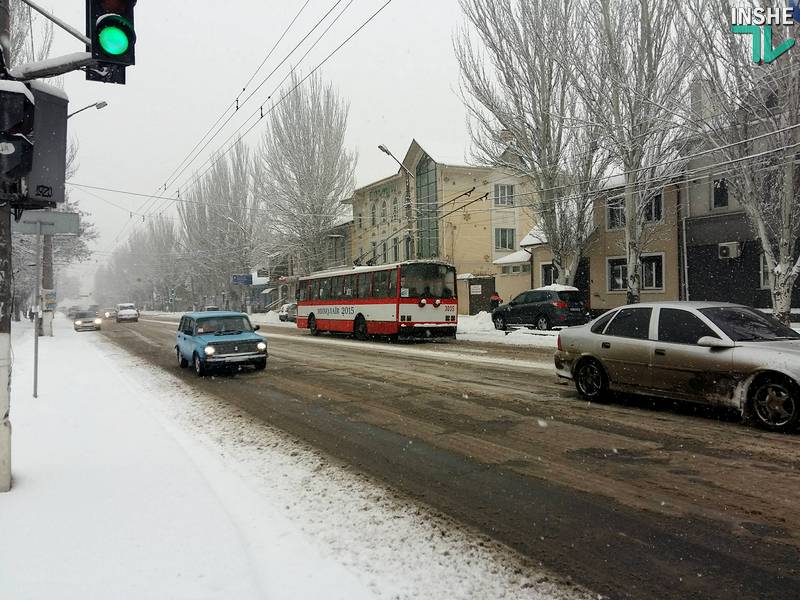 В Николаеве нежданно пошел снег. Но транспортного коллапса нет 33