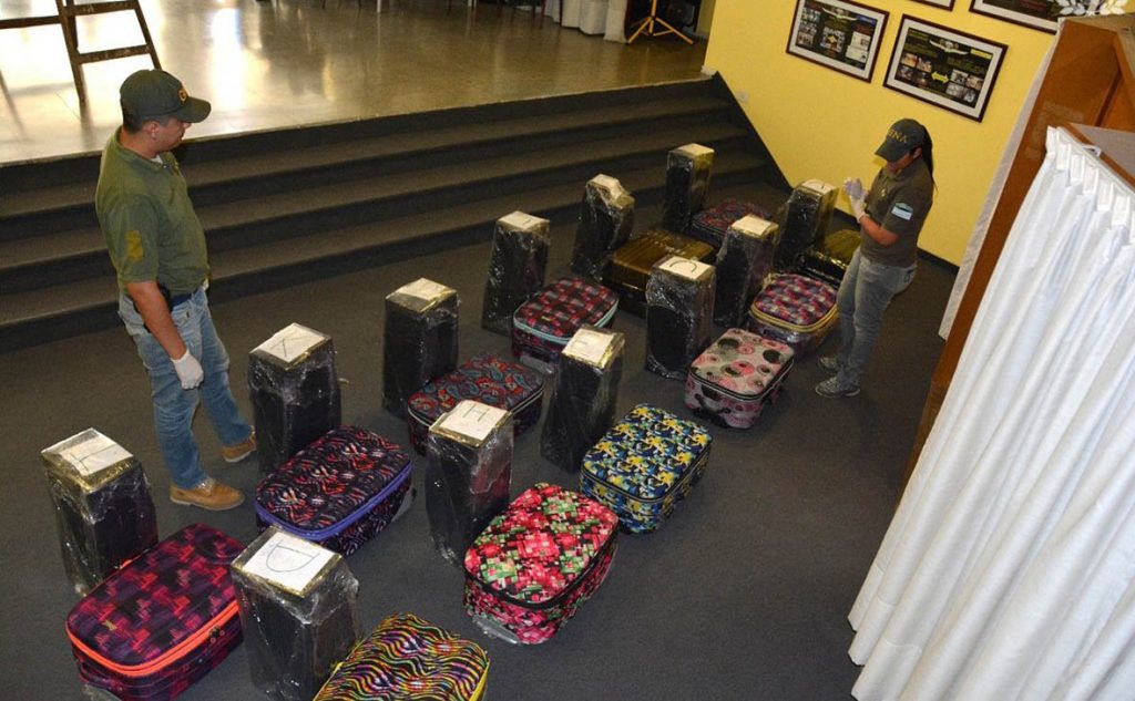 Скандал. В Аргентине на территории посольства РФ нашли 12 чемоданов с кокаином - почти 400 кг 1