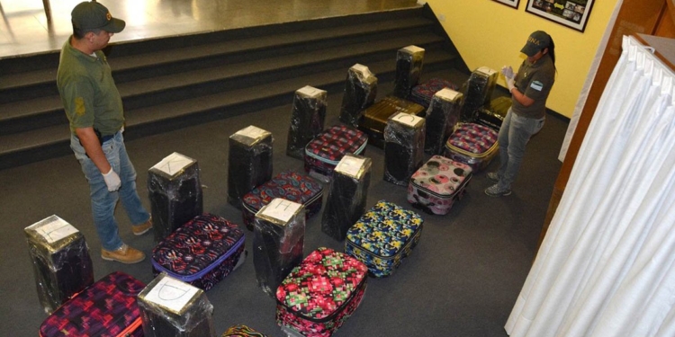 Скандал. В Аргентине на территории посольства РФ нашли 12 чемоданов с кокаином – почти 400 кг