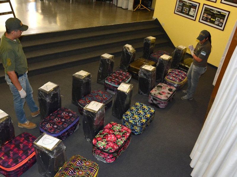 Скандал. В Аргентине на территории посольства РФ нашли 12 чемоданов с кокаином — почти 400 кг
