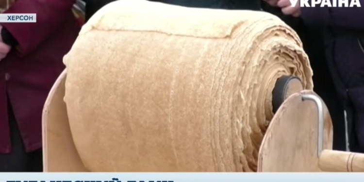 В Херсоне уже отмечают Масленицу – испекли 40-метровый блин