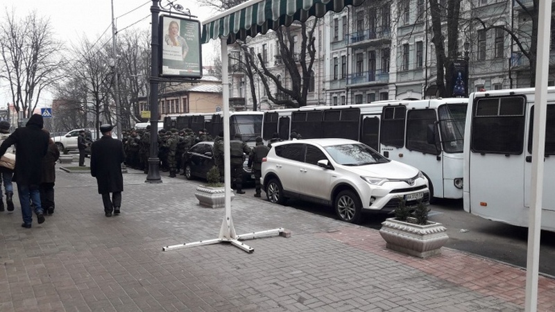 В Киеве активисты требуют снести часовню УПЦ МП, которую возвели возле фундамента Десятинной церкви 13