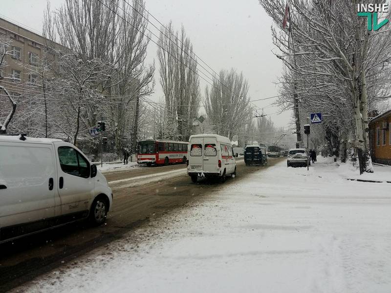 В Николаеве нежданно пошел снег. Но транспортного коллапса нет 35