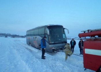 В Киевской области спасатели вытащили из снежного сугроба застрявший автобус с иностранцами