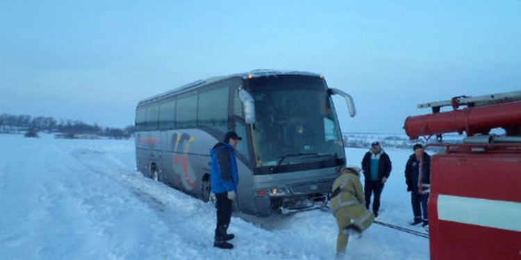 В Киевской области спасатели вытащили из снежного сугроба застрявший автобус с иностранцами