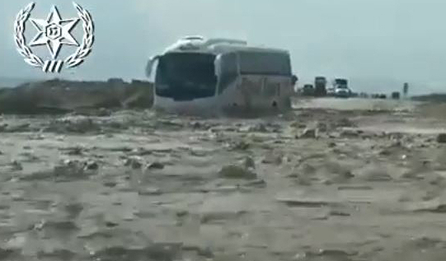 В Израиле вышел из берегов ручей – в грязи застрял автобус с украинскими туристами