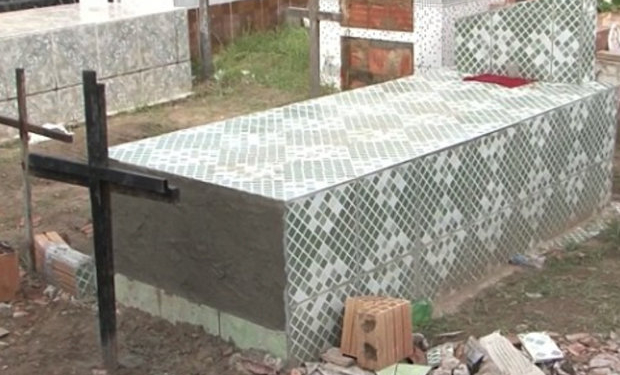 Нервным не смотреть. В Бразилии по ошибке заживо похоронили женщину. Она 11 дней пыталась выбраться из гроба