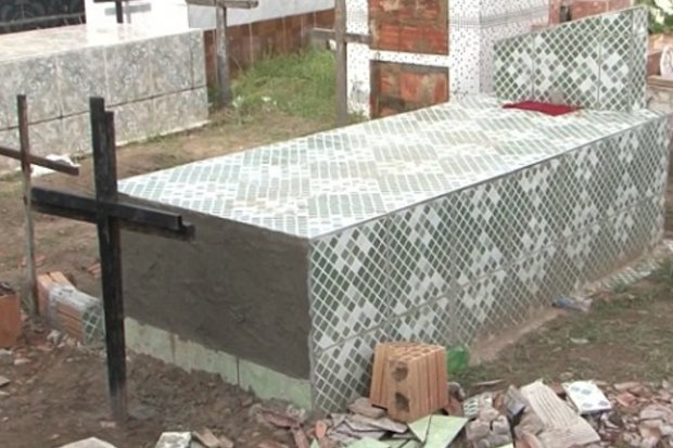 Нервным не смотреть. В Бразилии по ошибке заживо похоронили женщину. Она 11 дней пыталась выбраться из гроба 1