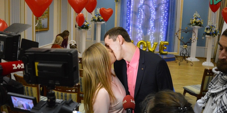 «Брак за сутки»: в Николаевском краеведческом музее в День святого Валентина поженились четыре пары