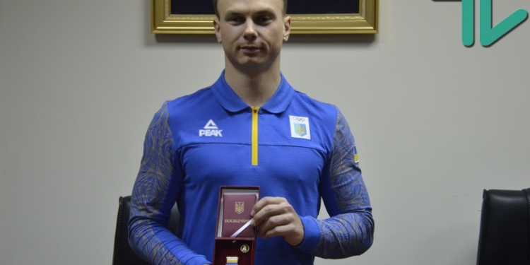 Глава Николаевской ОГА наградил олимпийского чемпиона Абраменко почётным отличием «Святой Николай Чудотворец»