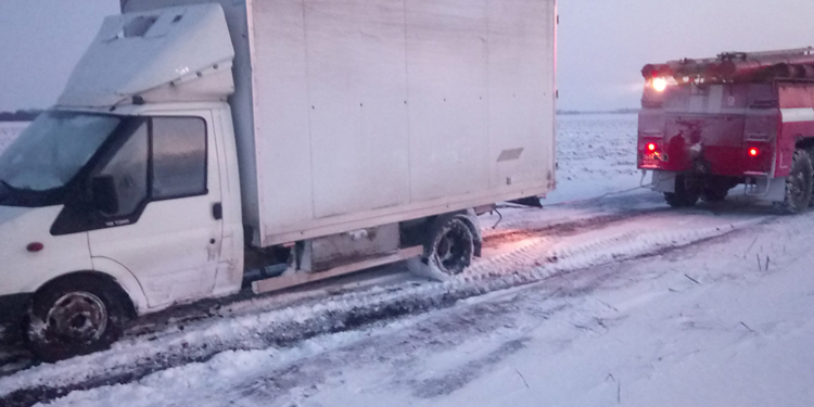 За сутки спасатели 5 раз оказывали помощь автолюбителям, которые застряли на заснеженных дорогах Николаевщины