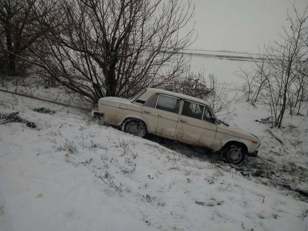 За сутки спасатели 5 раз оказывали помощь автолюбителям, которые застряли на заснеженных дорогах Николаевщины 6