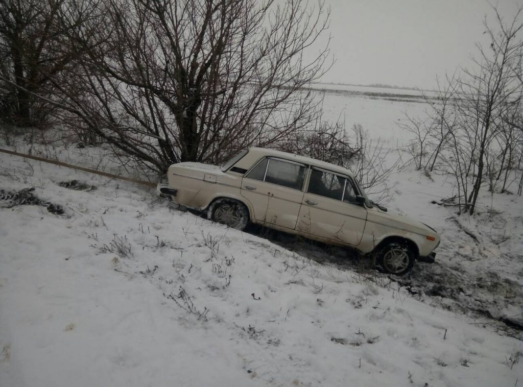 Счастливое ДТП под Веселиново - машину выбросило в кювет, но все живы 4